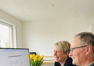 Sven Frank erklärt KI-Tools in einer persönlichen Schulung in Korschenbroich